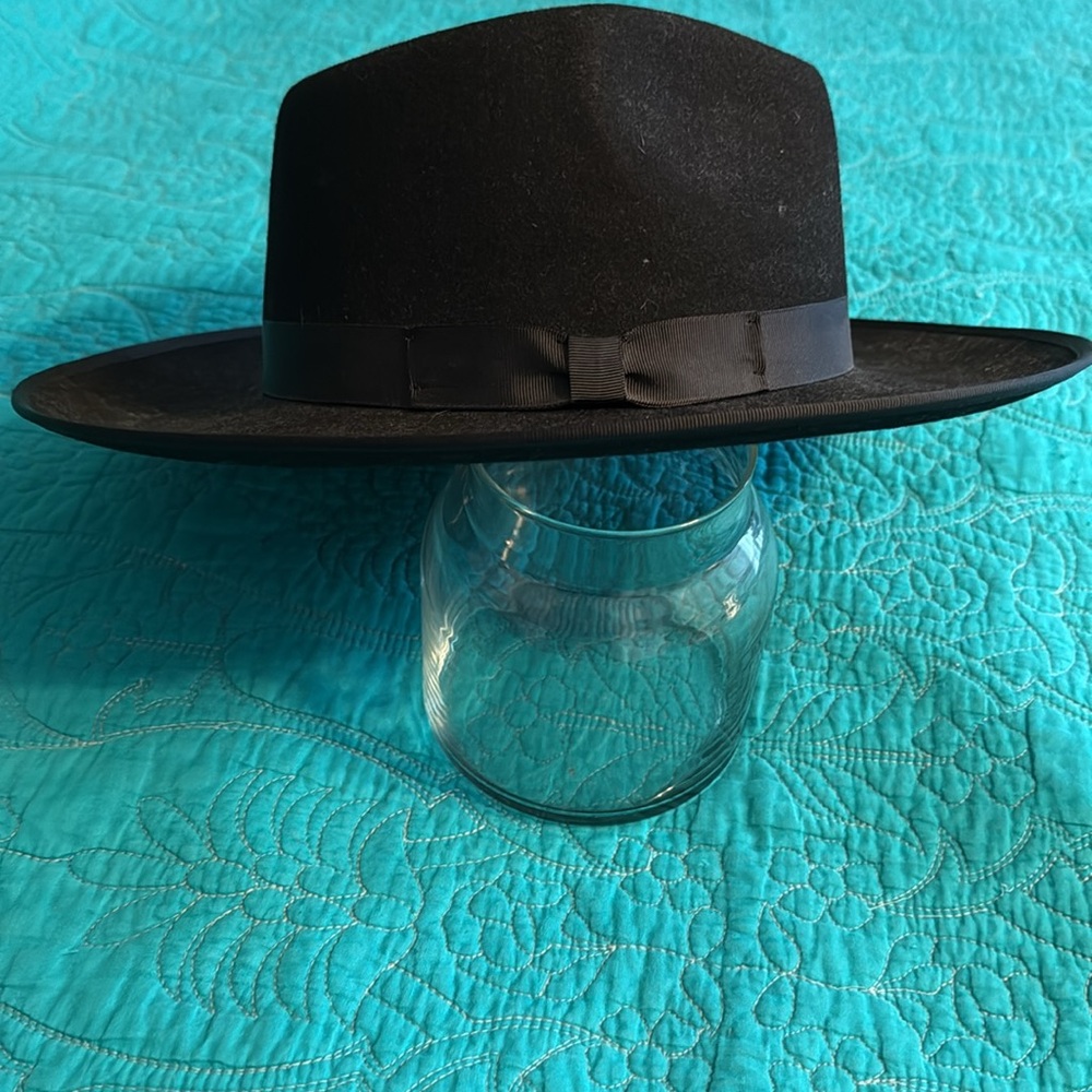 GIGI PIP Black Hat with Gold Logo - Picture 3 of 6
